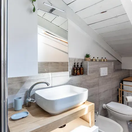 Tiny House With Parking דירה