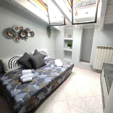 דירה Tiny House With Parking