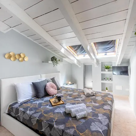 דירה Tiny House With Parking